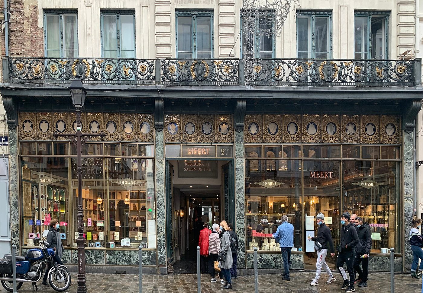La façade de la maison Méert, rue Esquermoise, ses vitrines et ses ferronneries