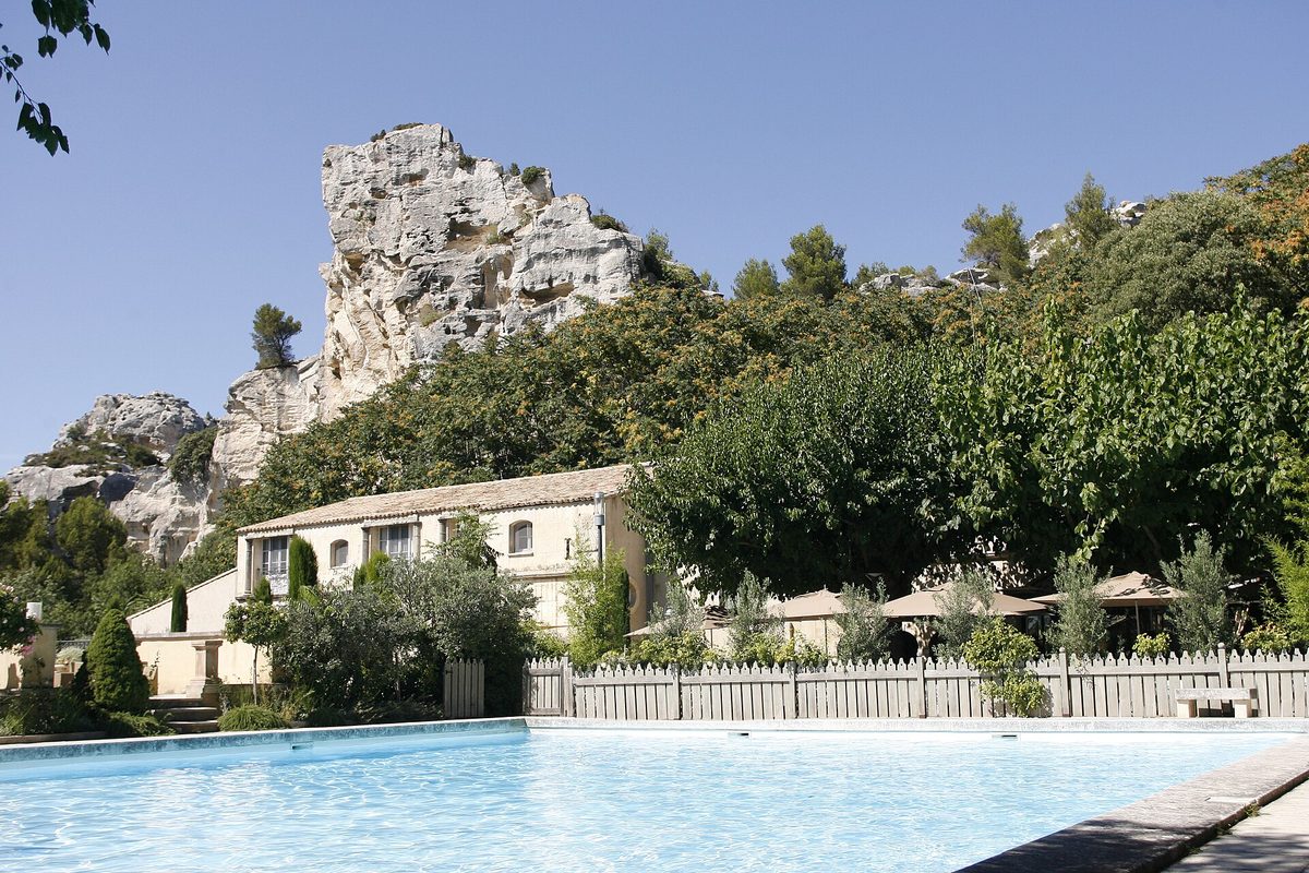 Le mas et la piscine de Baumanière, au pied des rochers des Baux