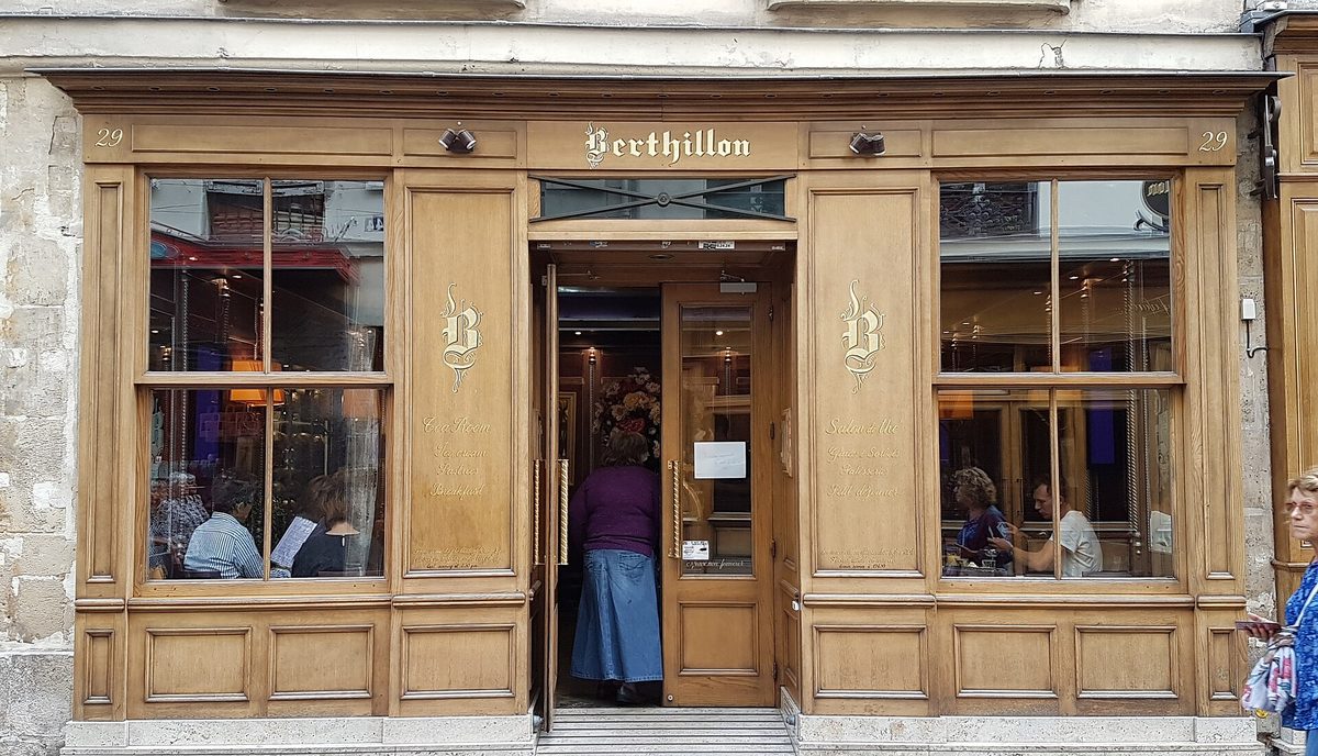 La devanture de bois de Berthillon, au 29 rue Saint-Louis-en-l'Île, et son salon de thé derrière les vitrines