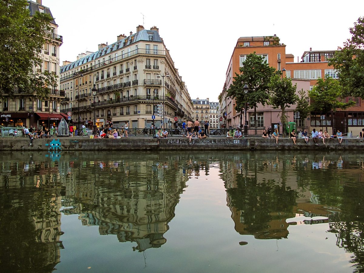 Le canal Saint-Martin, quai de Valmy, à Paris