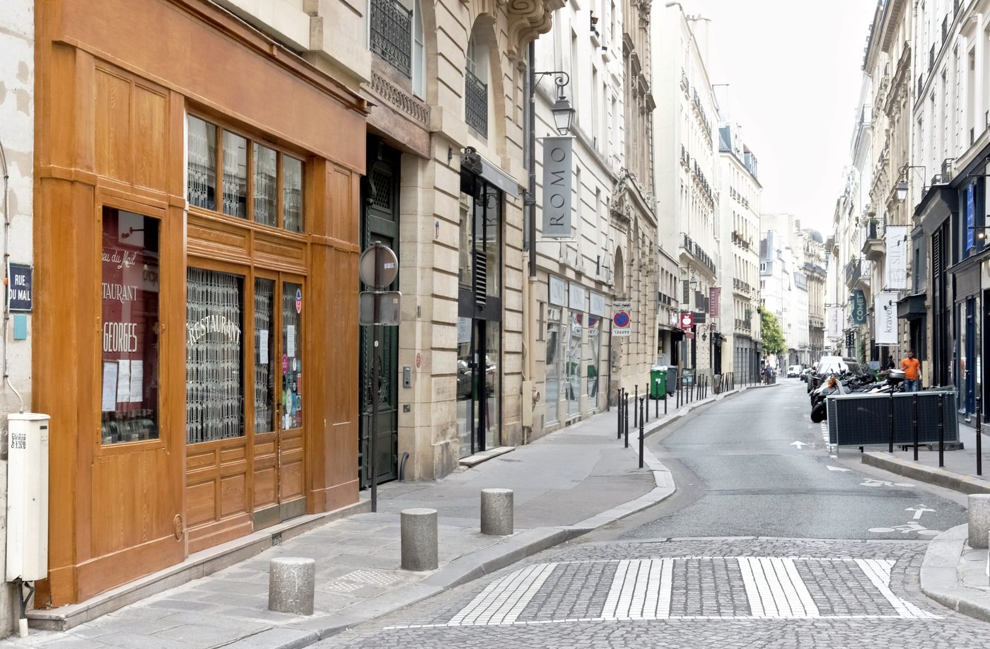 La devanture en bois verni de Chez Georges, rue du Mail, rideaux tirés