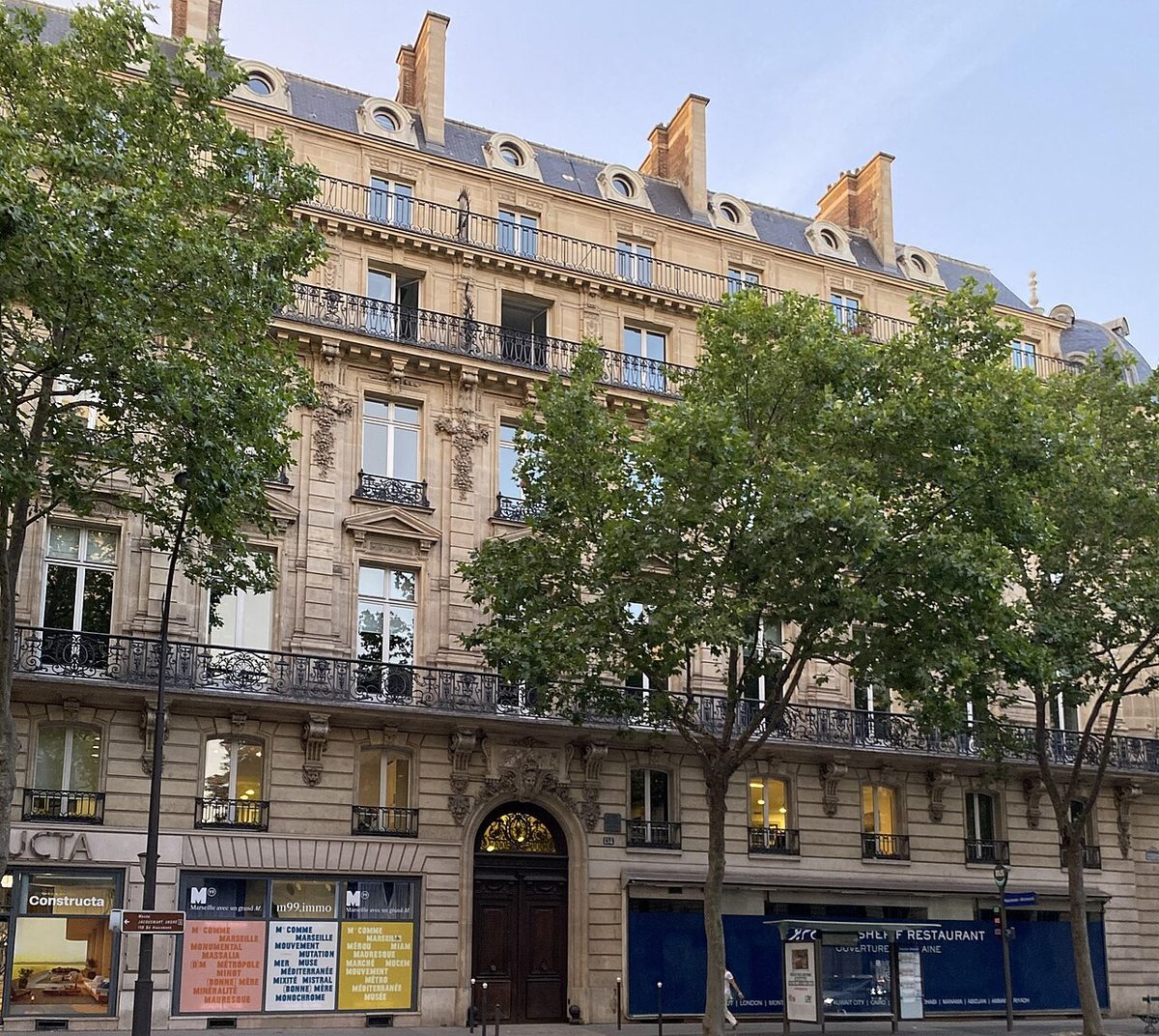 L'immeuble haussmannien du 134 boulevard Haussmann, qui abrite Em Sherif Café, en juin 2024