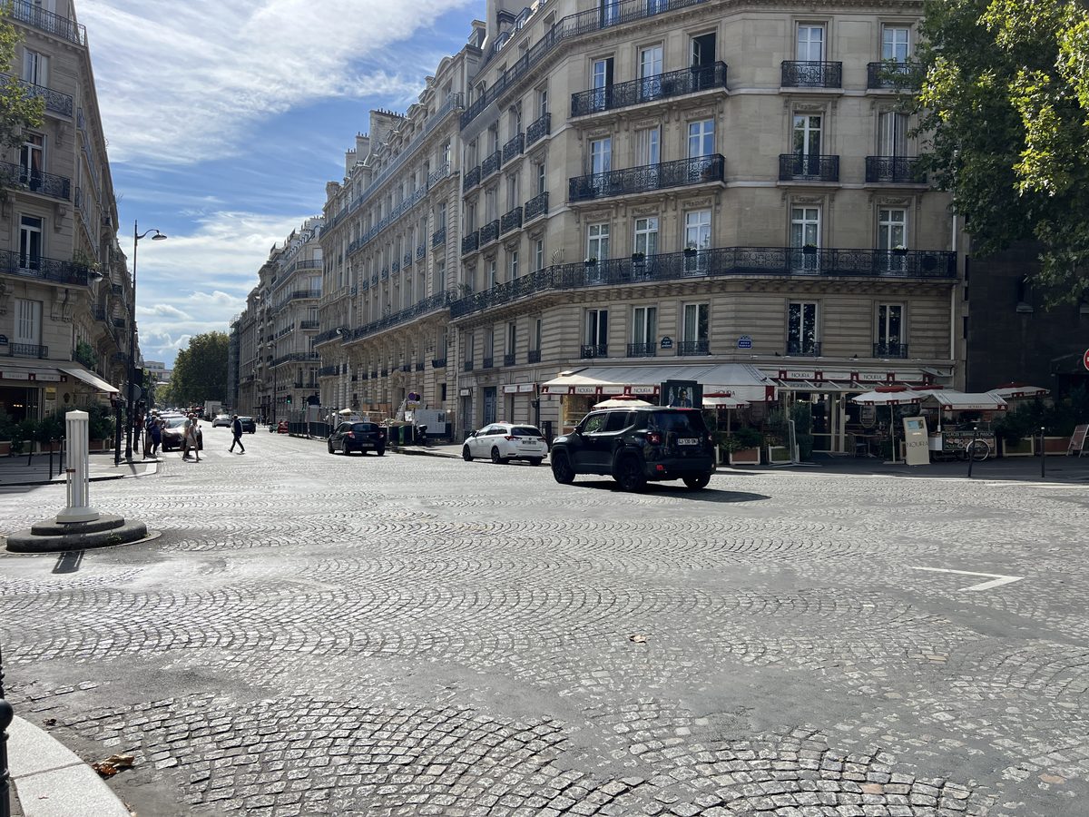 La place de Beyrouth, avenue Marceau, avec la devanture de Noura au rez-de-chaussée d'un immeuble d'angle