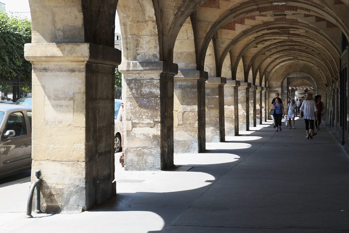 Les arcades de la place des Vosges, à Paris