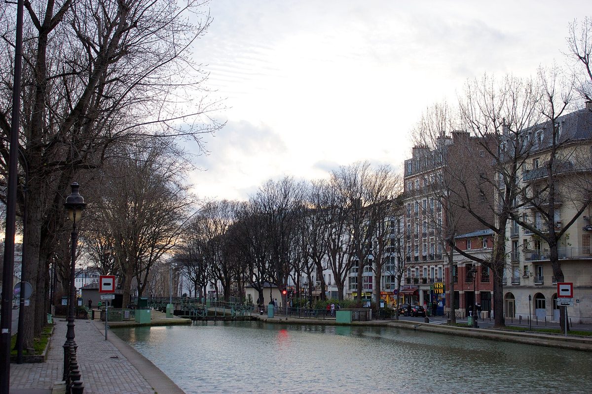 Le canal Saint-Martin, quai de Valmy, dans le 10e arrondissement