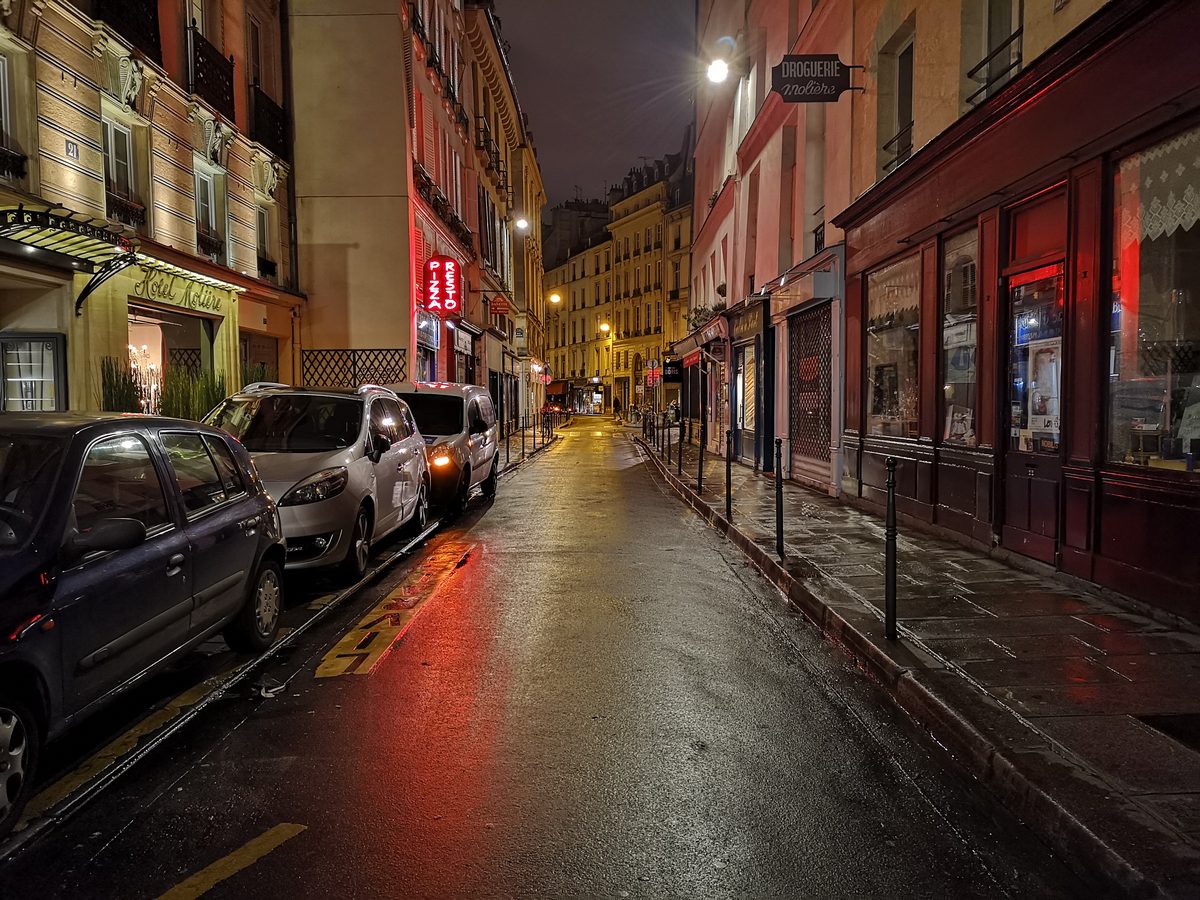 La rue Molière de nuit, pavés mouillés et voitures garées, dans le 1er arrondissement de Paris