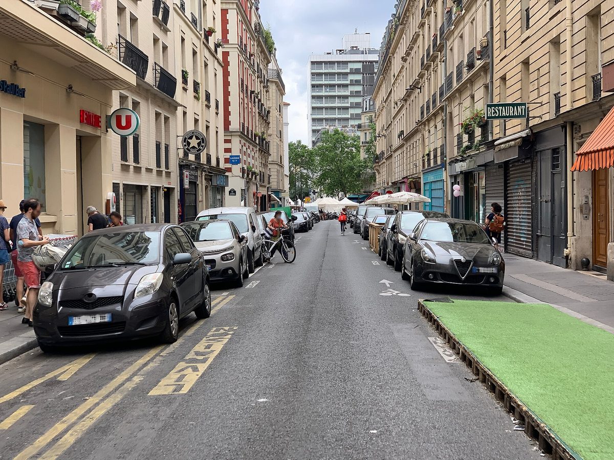La rue Paul-Bert, dans le 11e arrondissement, ses immeubles, ses voitures garées et ses terrasses