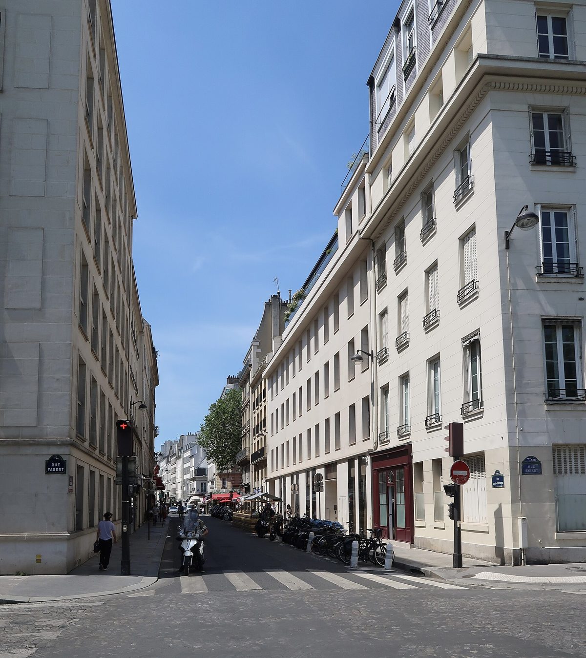 La rue Saint-Dominique, dans le 7e arrondissement de Paris