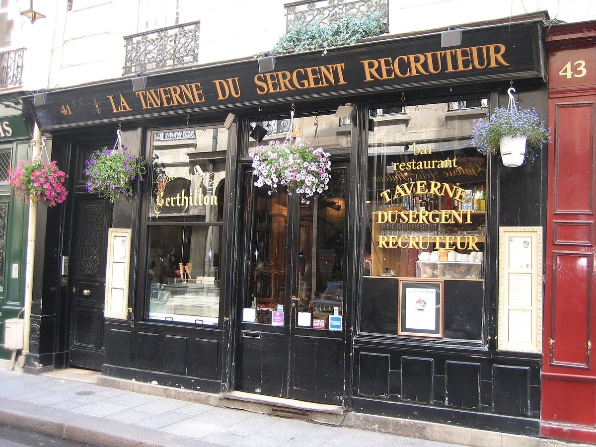 La façade noire du 41 rue Saint-Louis-en-l'Île en 2007, sous l'enseigne dorée de la Taverne du Sergent Recruteur
