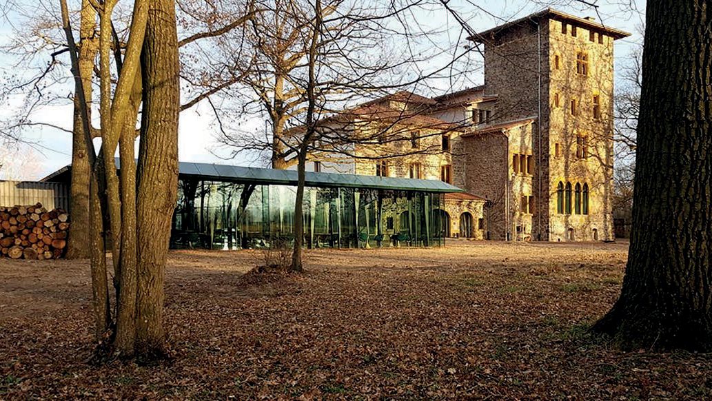 La salle vitrée du Bois sans Feuilles et le manoir, à Ouches