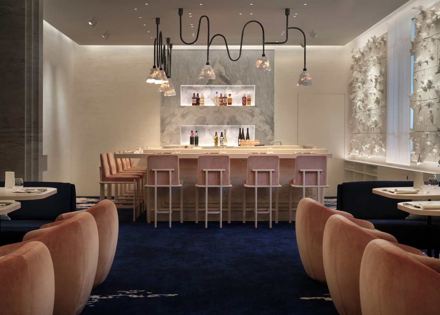 Le comptoir de L'Abysse Monte-Carlo et ses tabourets roses, à l'Hôtel Hermitage