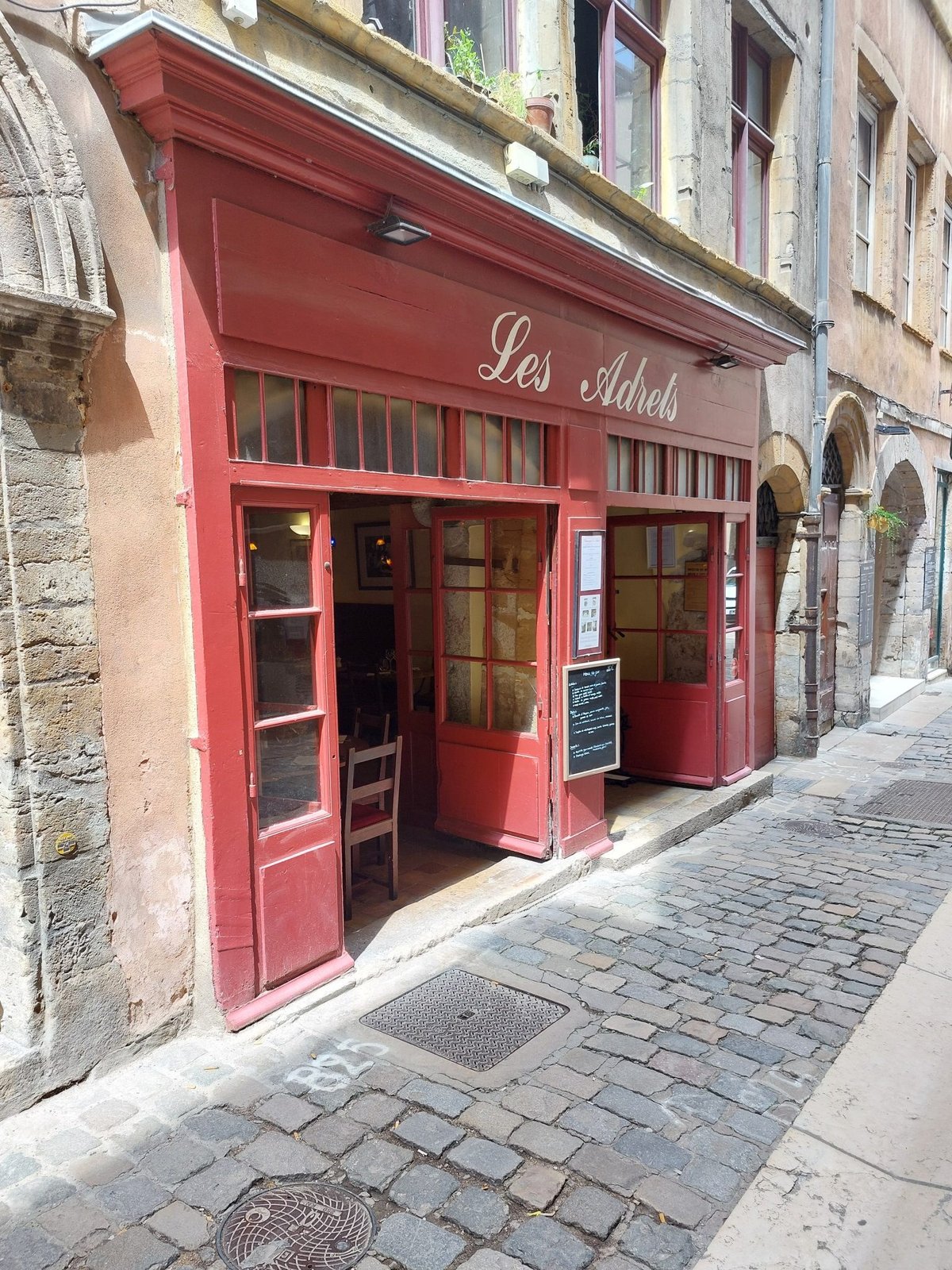 La devanture rouge des Adrets, rue du Bœuf à Lyon
