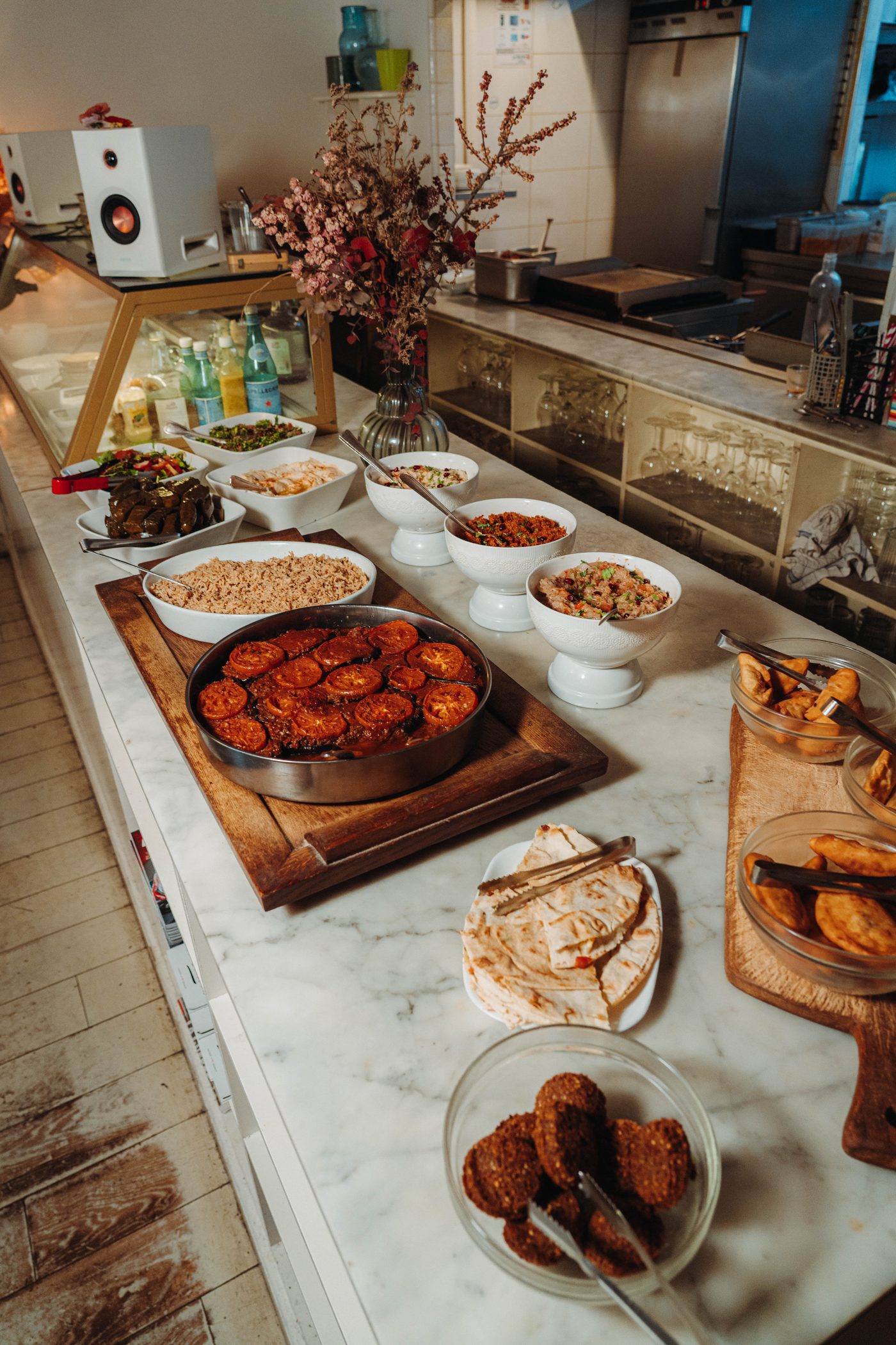 Le buffet du midi dressé sur le comptoir en marbre d'Afendi