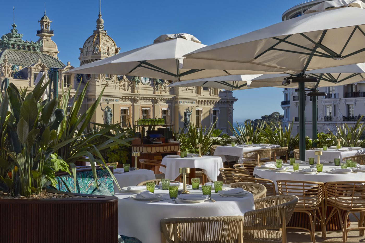 La terrasse d'Amazónico Monte-Carlo sur le toit du Café de Paris, avec le Casino de Monte-Carlo en arrière-plan