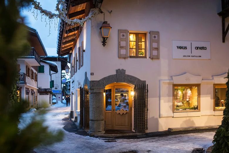 La façade de Vous et Anata, rue Saint-François, au crépuscule, enseigne blanche et neige sur la rue