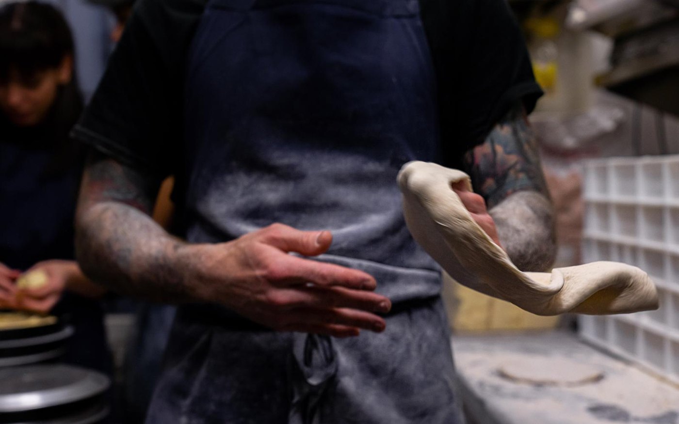 La pâte travaillée à la main chez Paris-Boca, rue Pierre-Fontaine à Paris