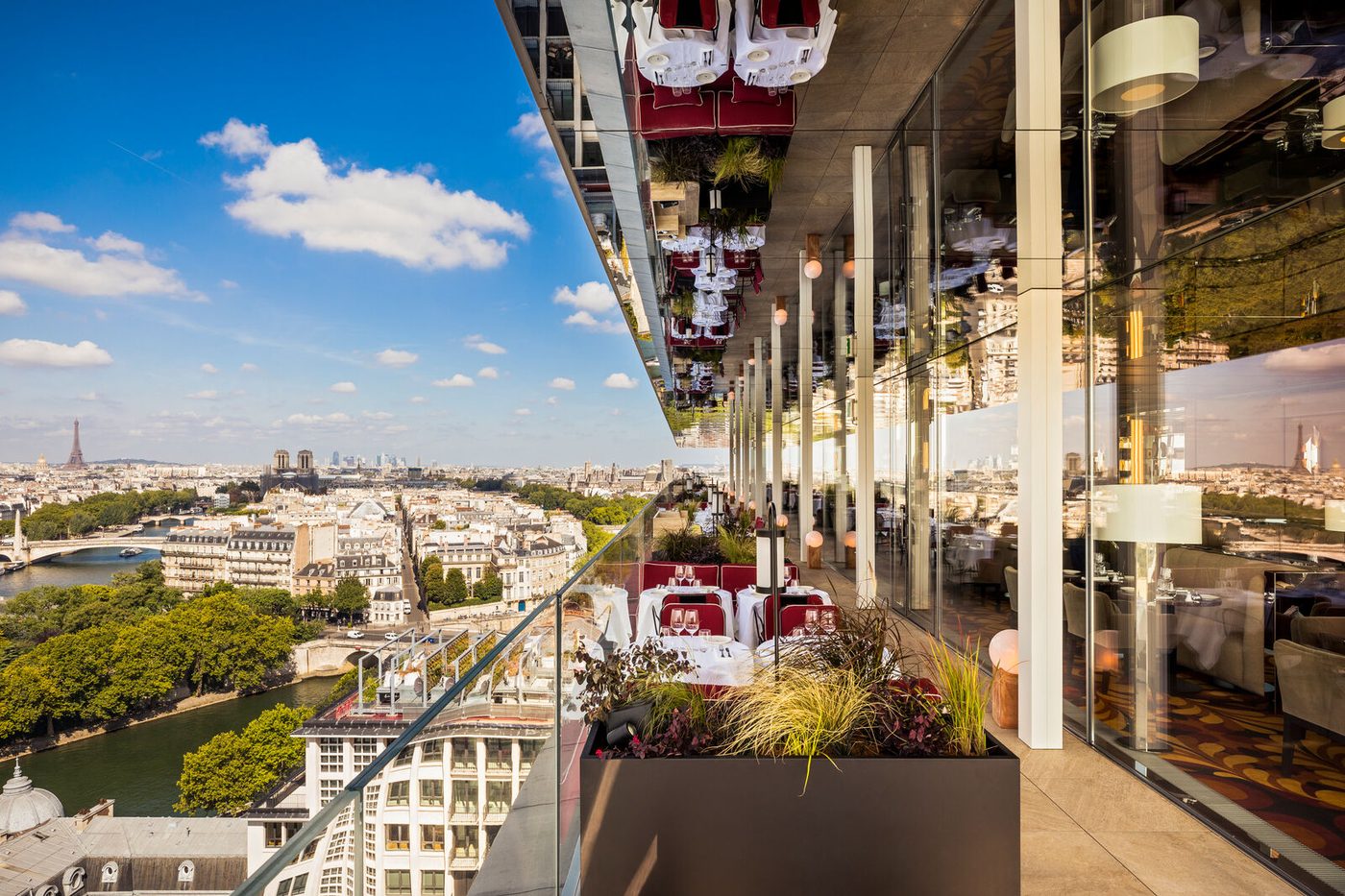 La terrasse vitrée de Bonnie au quinzième étage, au-dessus de la Seine et de l'île Saint-Louis