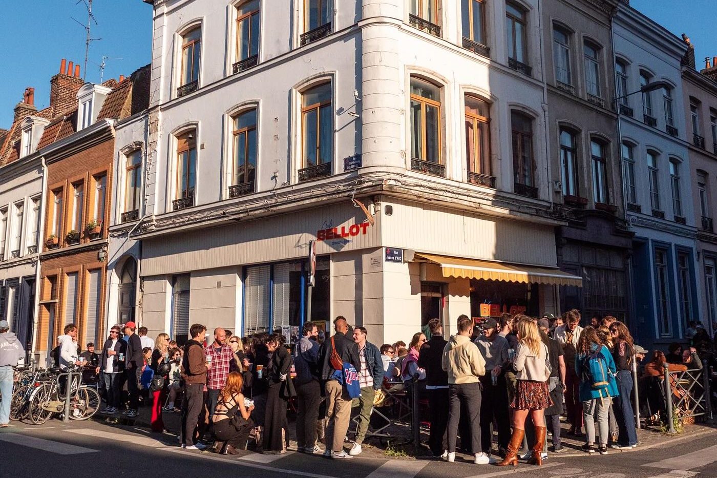 La façade d'angle du Café Bellot, rue Jeanne-d'Arc, avec ses clients en terrasse