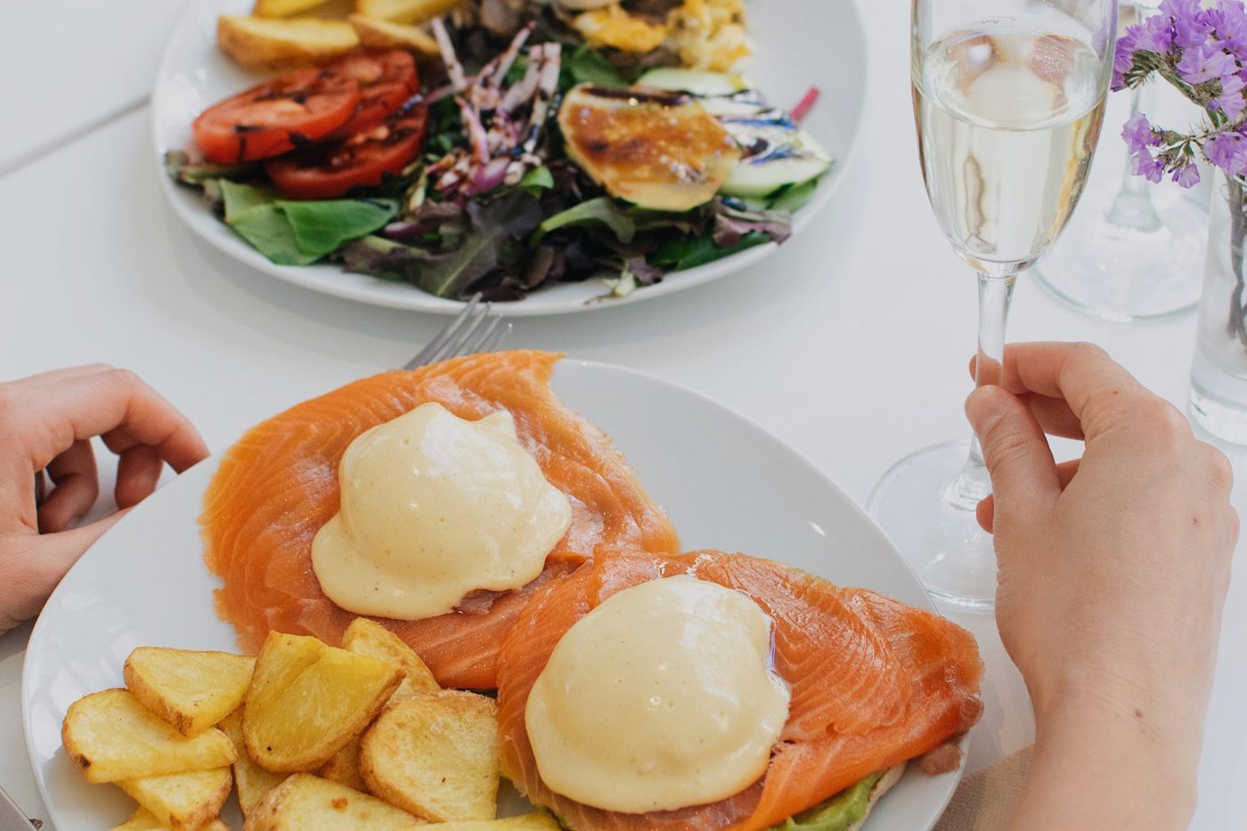 Des œufs Bénédicte au saumon fumé et des pommes de terre maison chez Carmencita Brunch