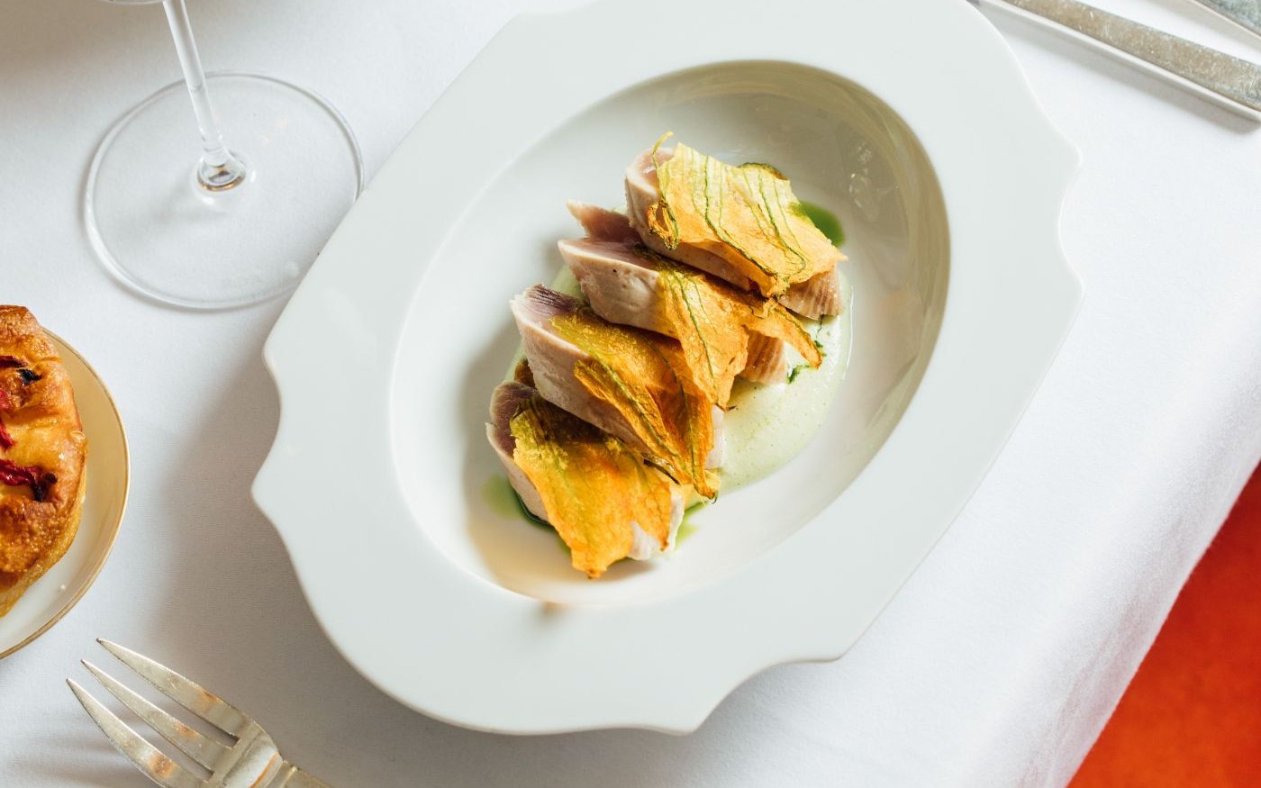 Une table dressée chez Il Carpaccio, avenue Hoche à Paris
