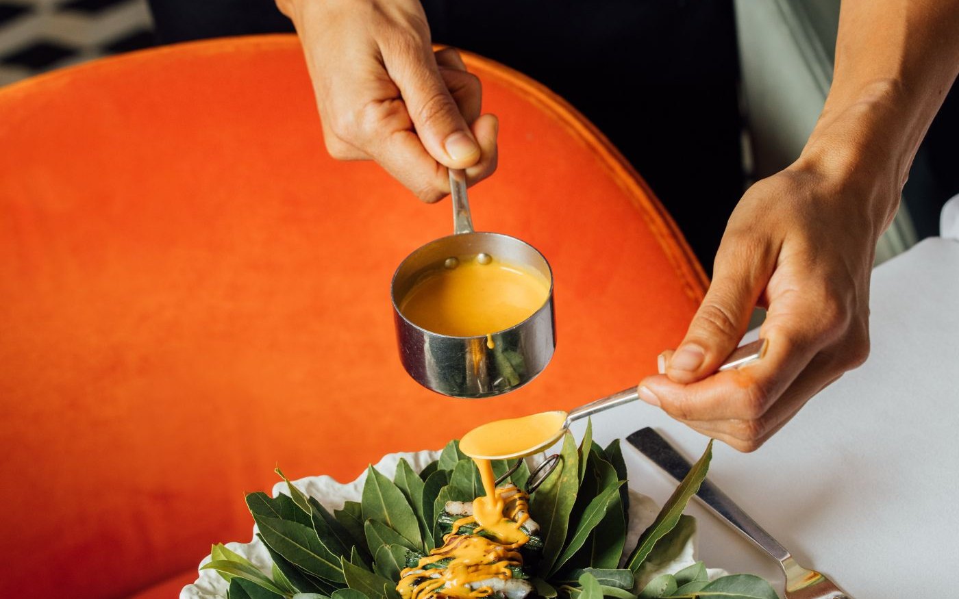 Un plat terminé en salle chez Il Carpaccio, au Royal Monceau à Paris