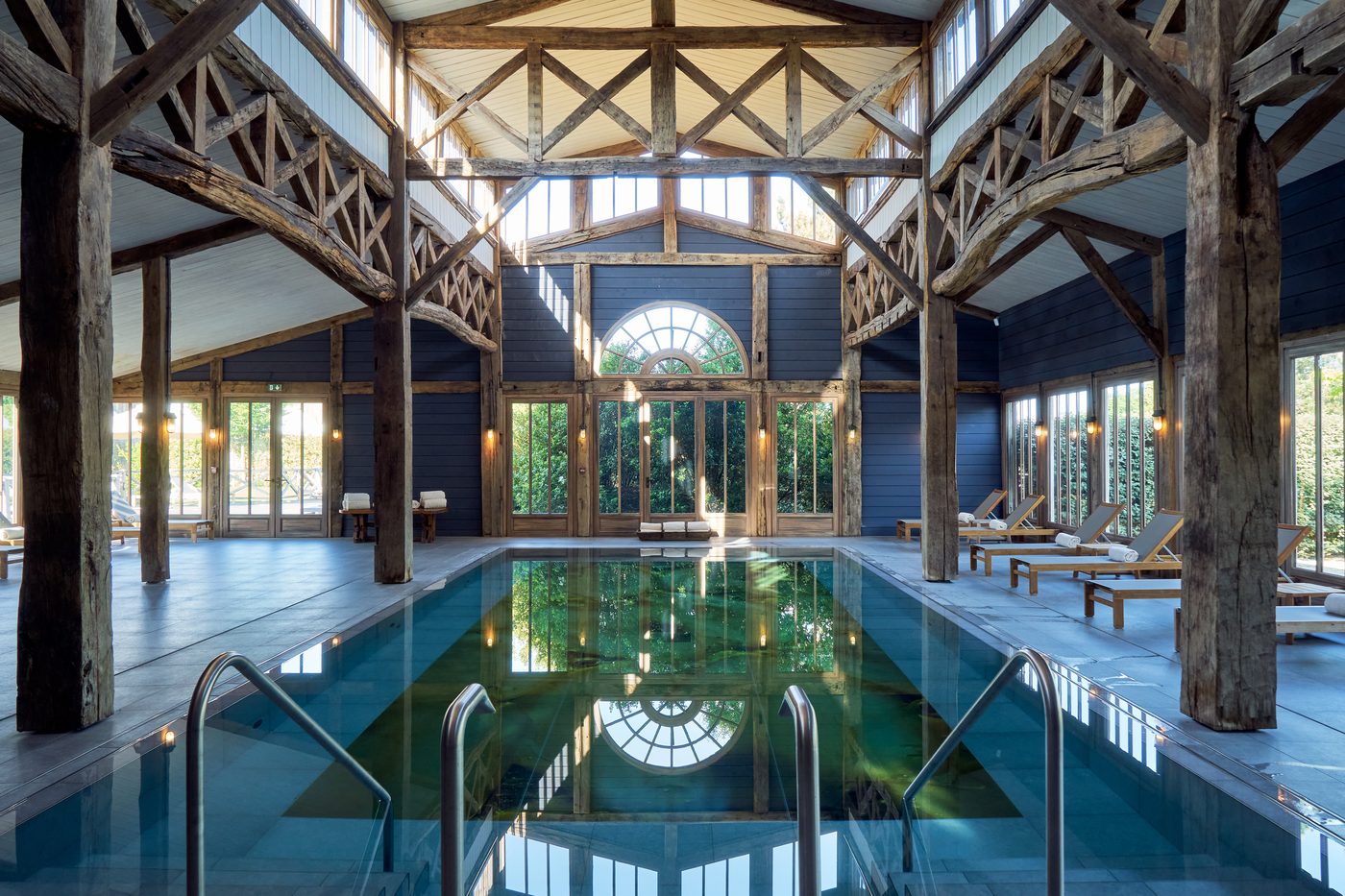 La piscine couverte du spa des Sources de Caudalie, sous une charpente de bois apparente