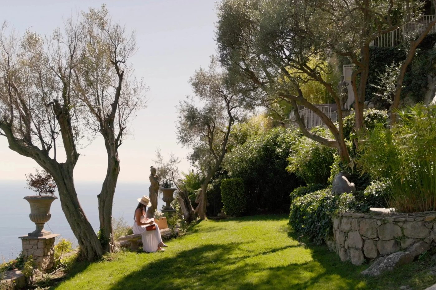 Les jardins en terrasses du Château de la Chèvre d'Or, oliviers, pelouse et la Méditerranée en contrebas