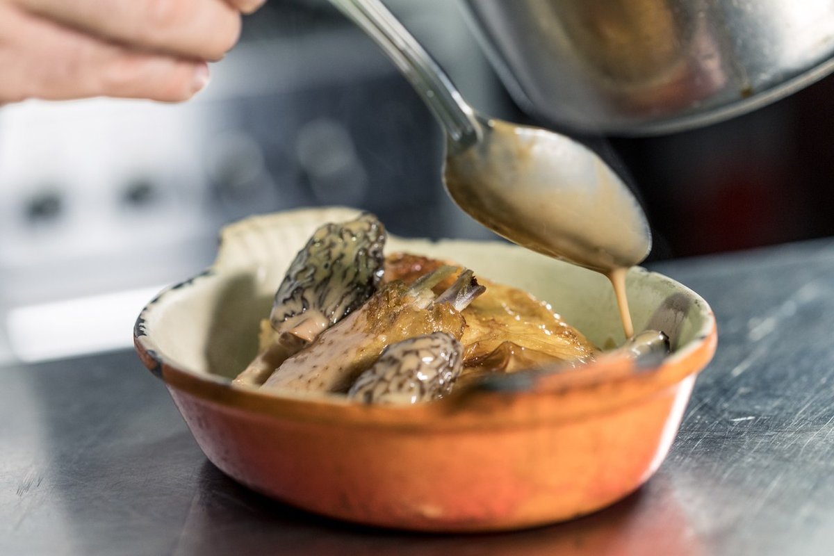 Un plat en cocotte saucé en cuisine chez Daniel & Denise