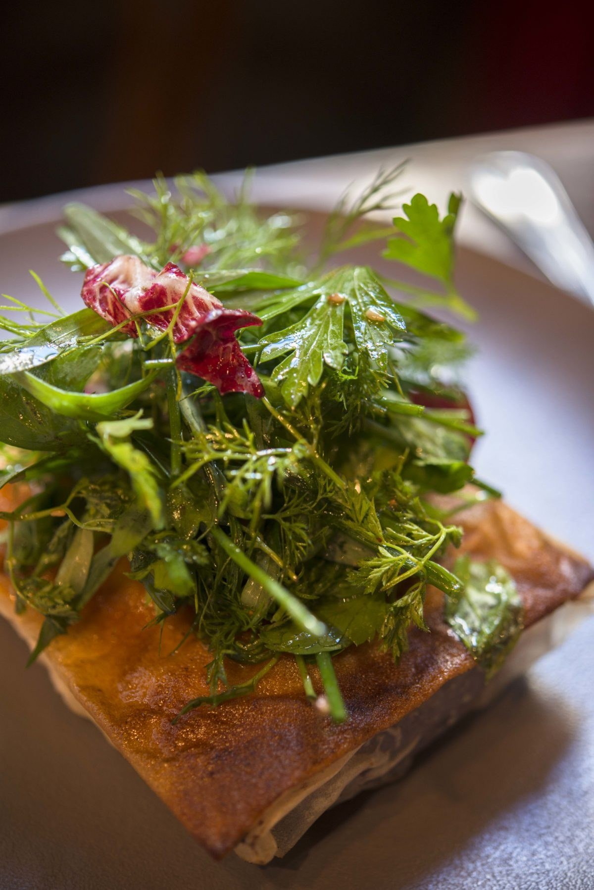 Une assiette dressée au Bouchon des Filles, à Lyon