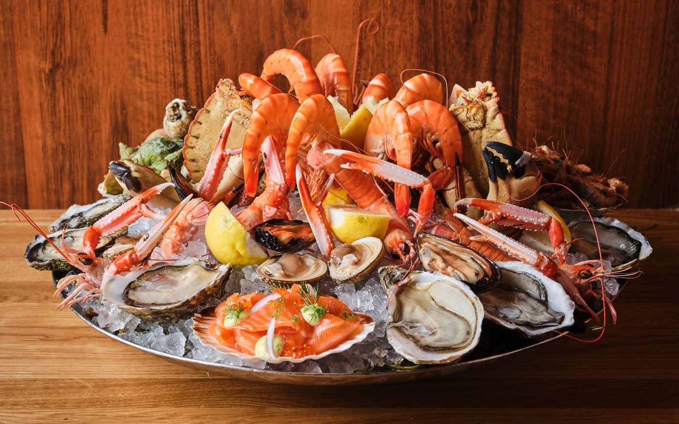 Un plateau de fruits de mer de Dessirier : huîtres, langoustines, crevettes, bulots et tourteau sur glace
