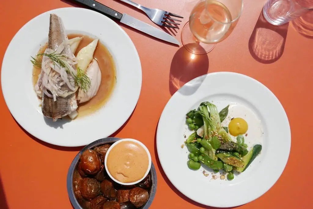 Des assiettes dressées au restaurant Dialogues, à Biarritz