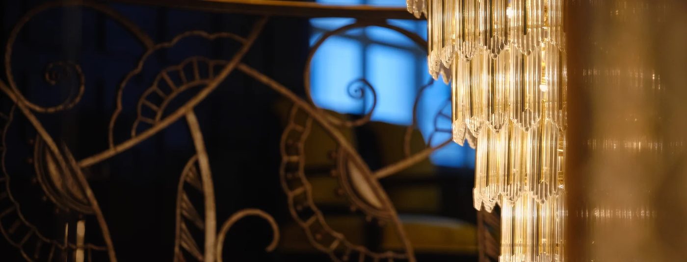 Un lustre à pampilles de cristal dans la pénombre de la salle de Drouant