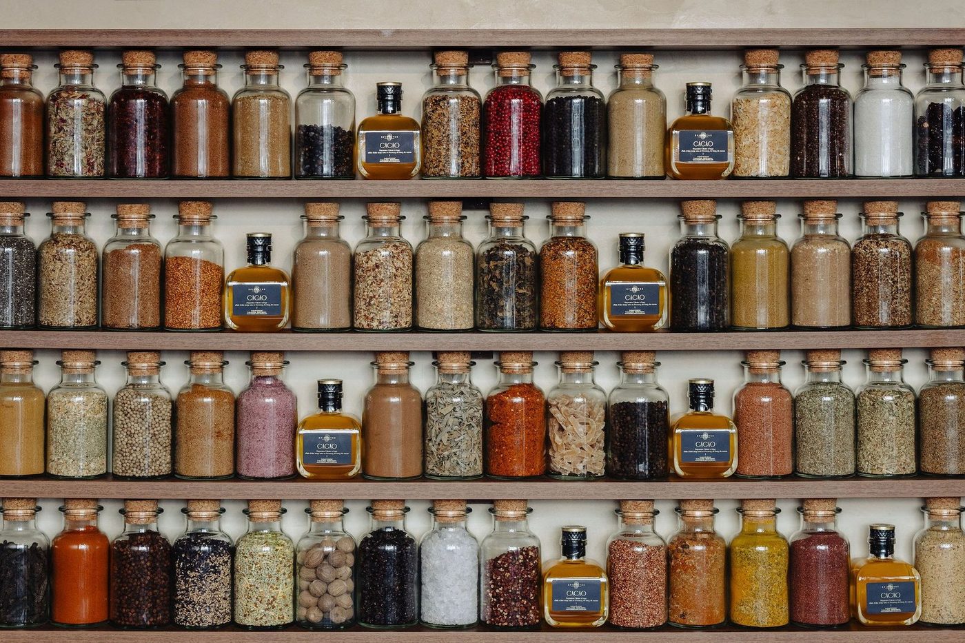 Le mur d'épices d'Épicentre : étagères de bois garnies de dizaines de bocaux en verre remplis d'épices