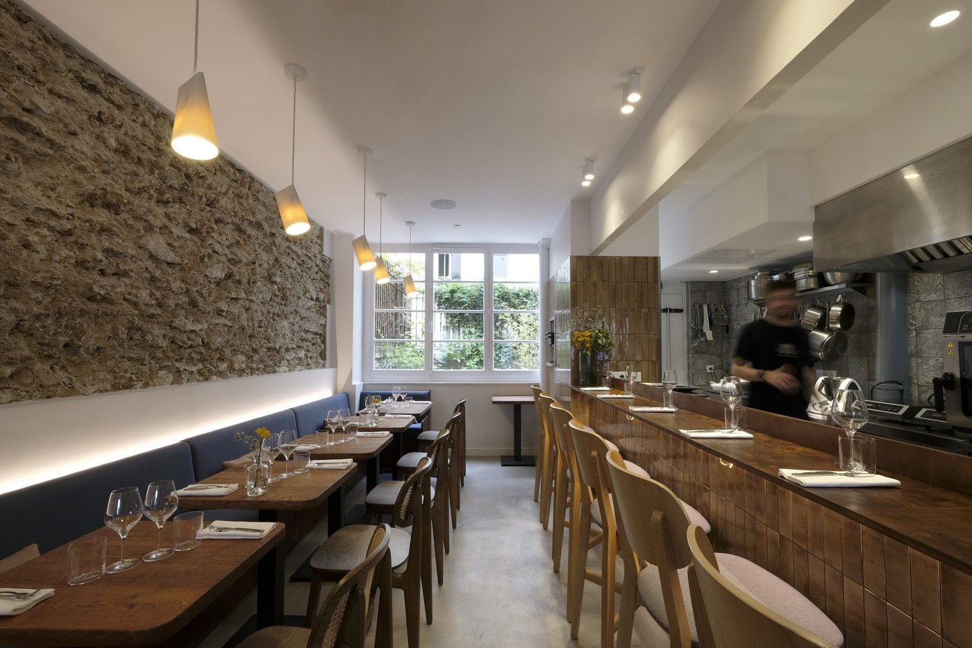 La salle d'Erso et sa cuisine ouverte, rue Saint-Ambroise à Paris