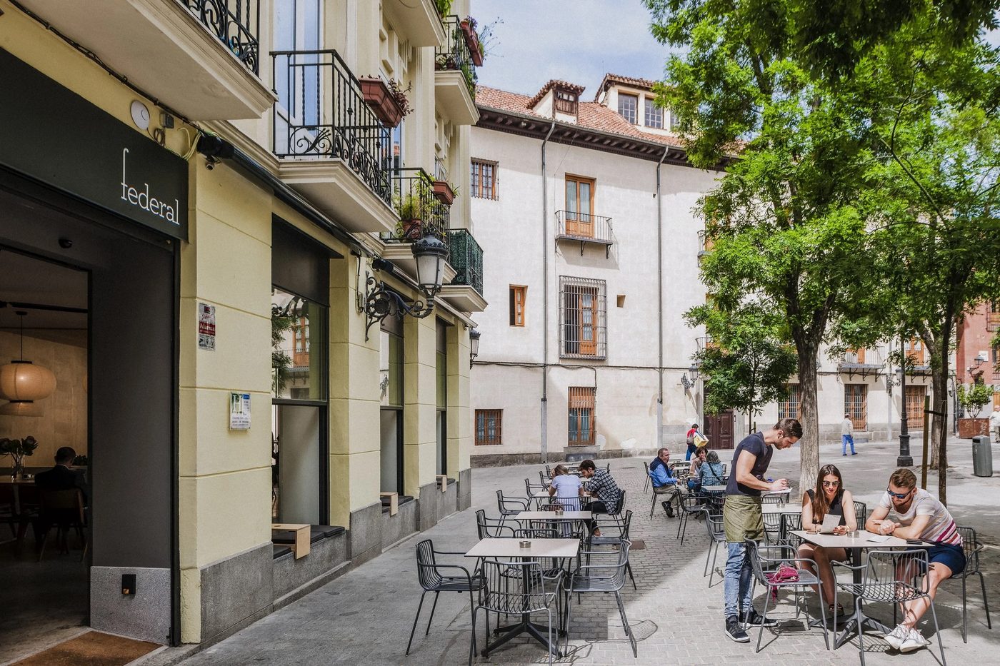 La terrasse de Federal Café sur la place du Conde de Barajas, clients attablés sous les arbres