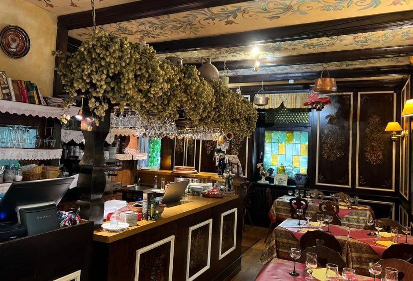 Le comptoir et la salle du Fink'Stuebel, rue Finkwiller à Strasbourg
