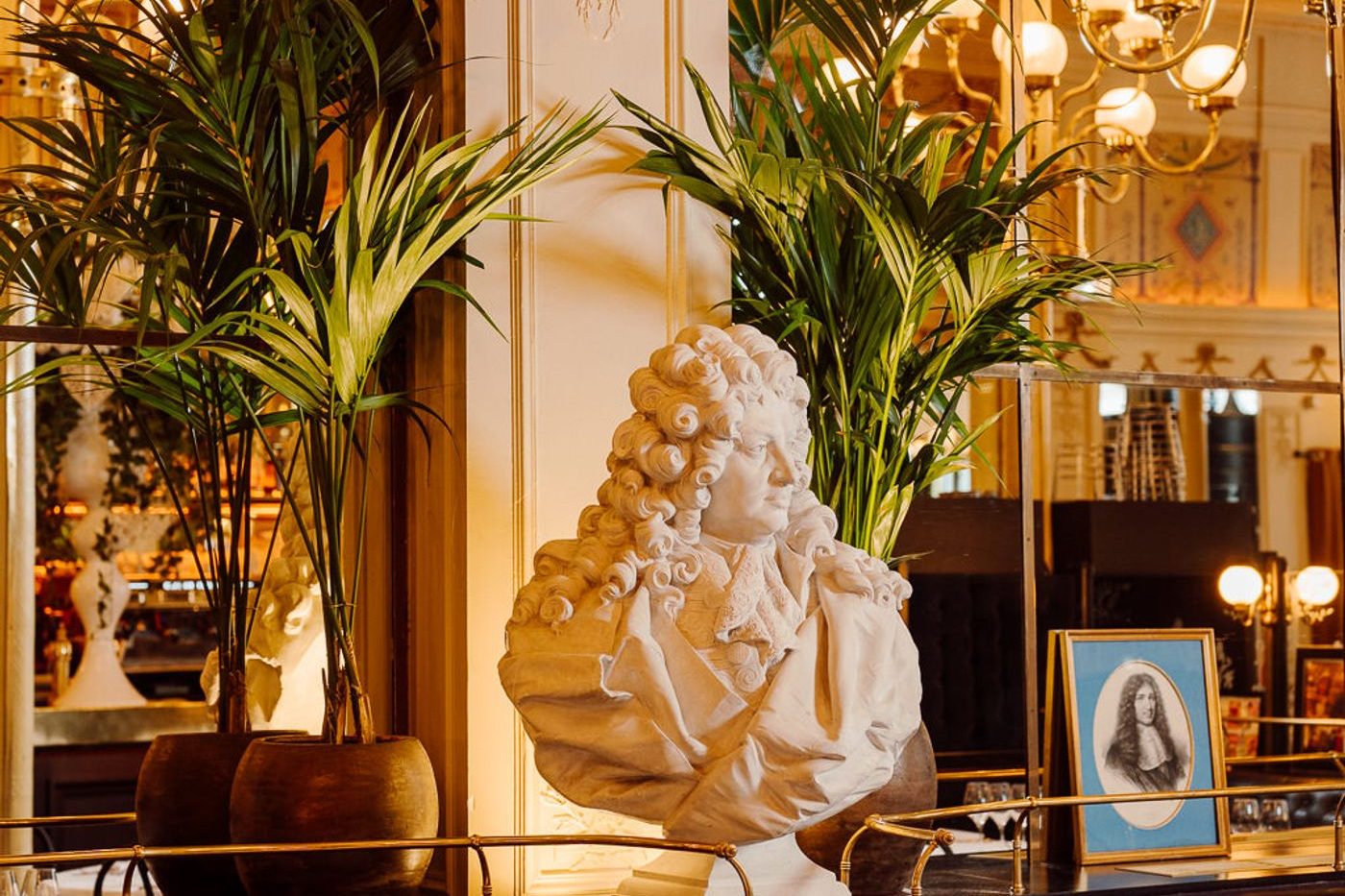 Le buste de Jean-Baptiste Colbert entre deux palmiers, dans la salle du Grand Colbert