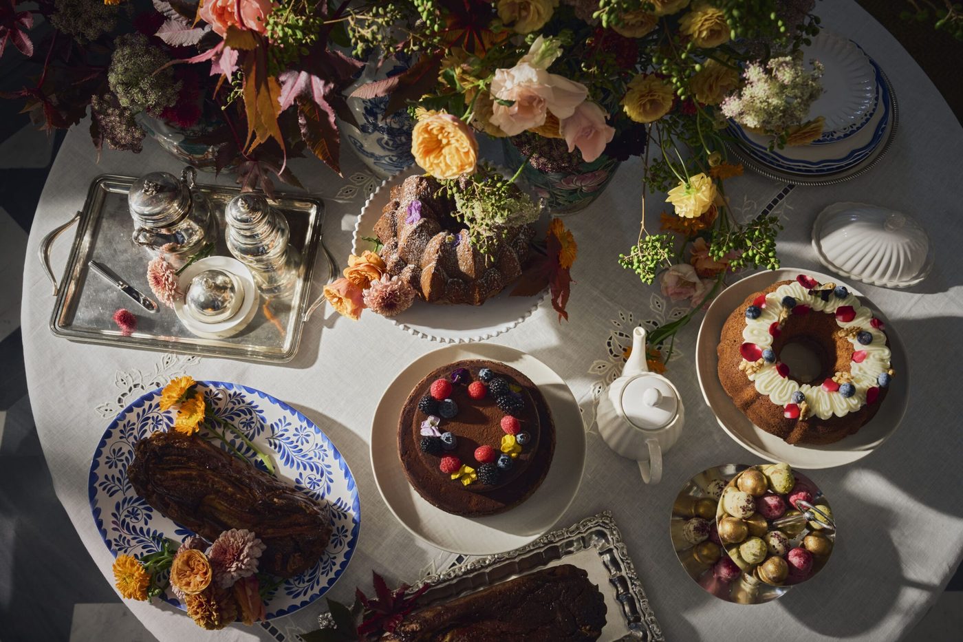 La table des desserts du brunch de Haroma vue de dessus, gâteaux de voyage et douceurs