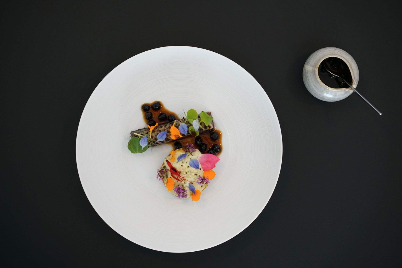 Une assiette dressée chez Inima, à Bordeaux