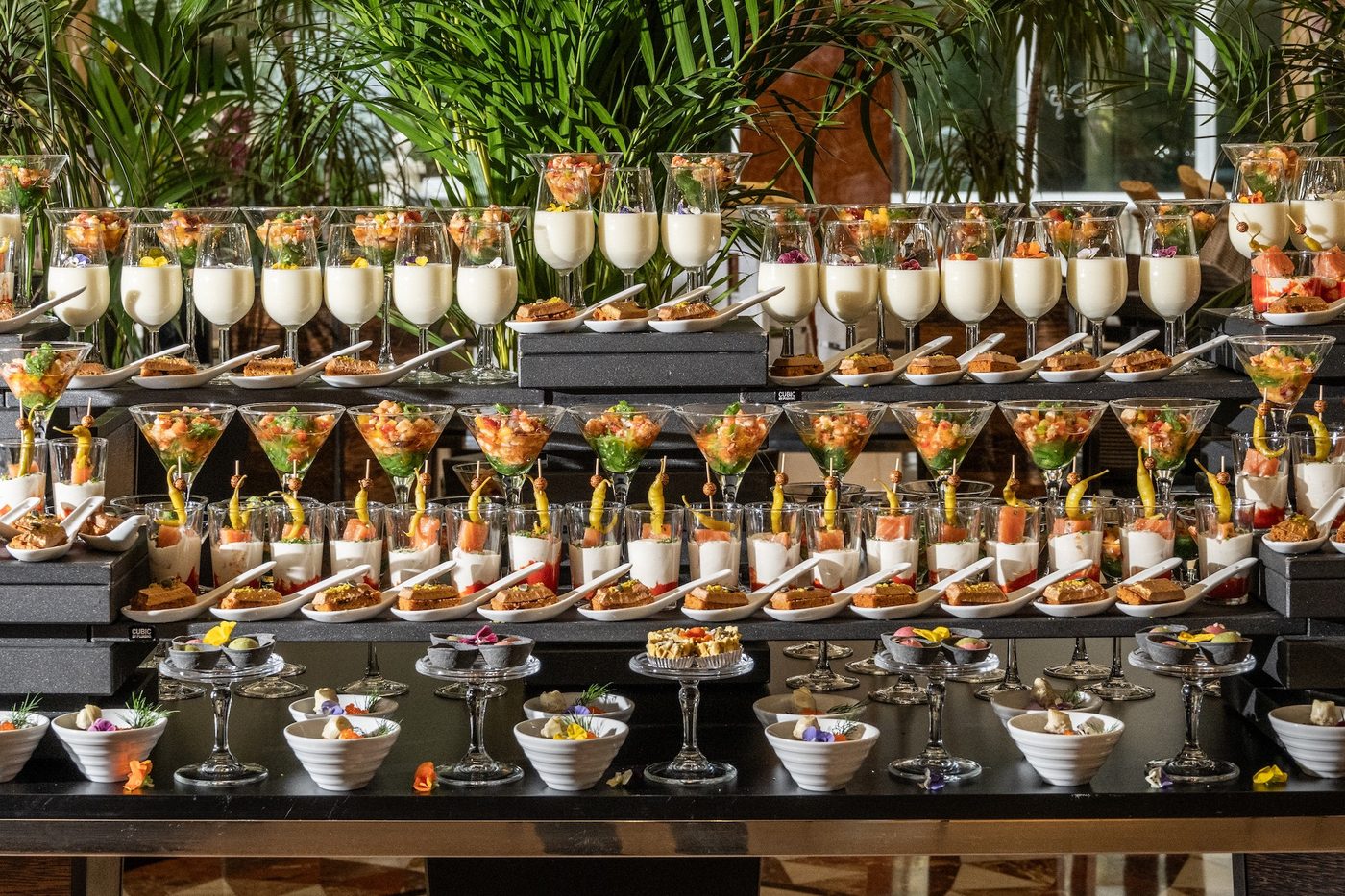 Le buffet du brunch de l'InterContinental Madrid, verrines et petites assiettes alignées sur plusieurs étages