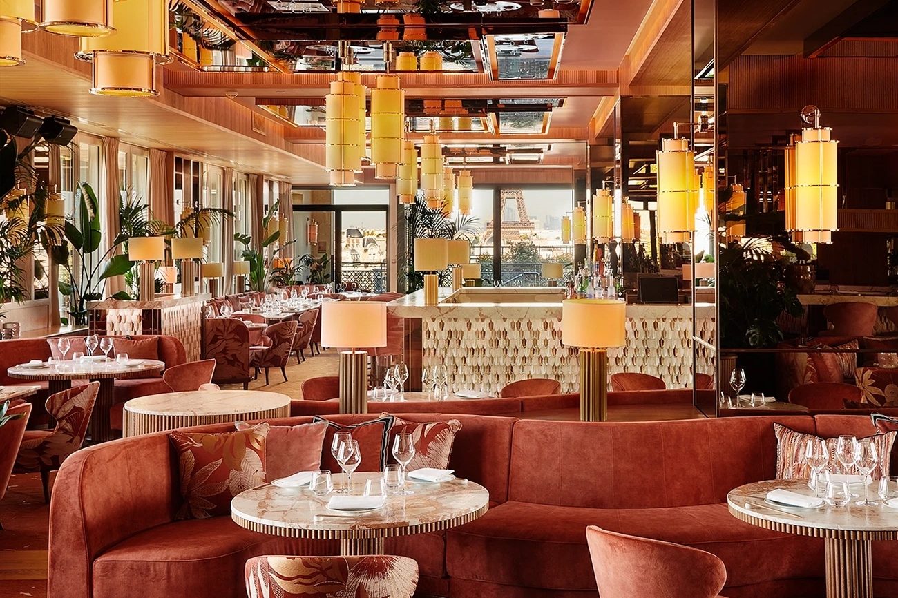 La salle de Kinugawa Rive Gauche : banquettes en velours terracotta, tables en marbre et suspensions cylindriques