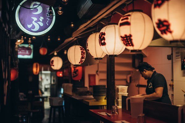 La salle de Kodawari Ramen Yokochō, ses lanternes et son comptoir, à Paris