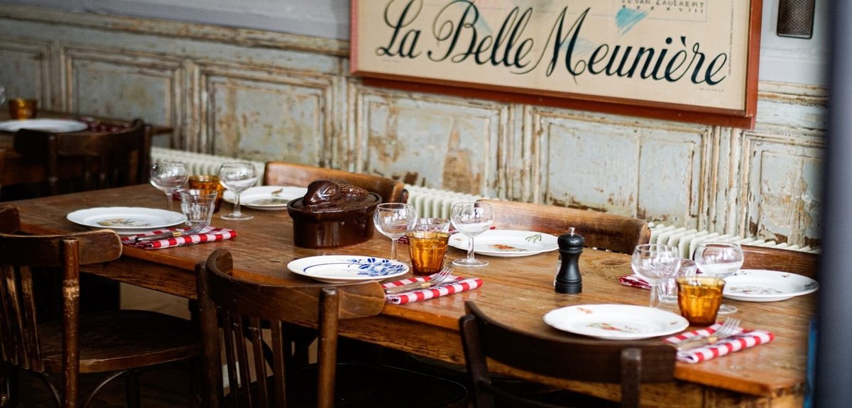 Une table dressée dans la salle de La Meunière, à Lyon