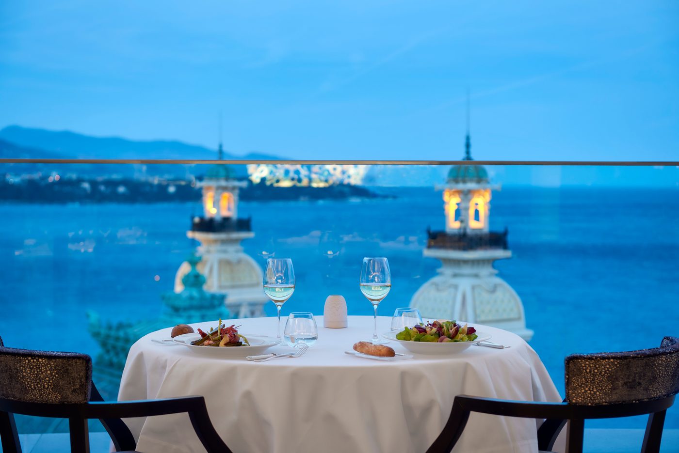 Une table dressée pour deux au Grill, au huitième étage de l'Hôtel de Paris, face à la mer
