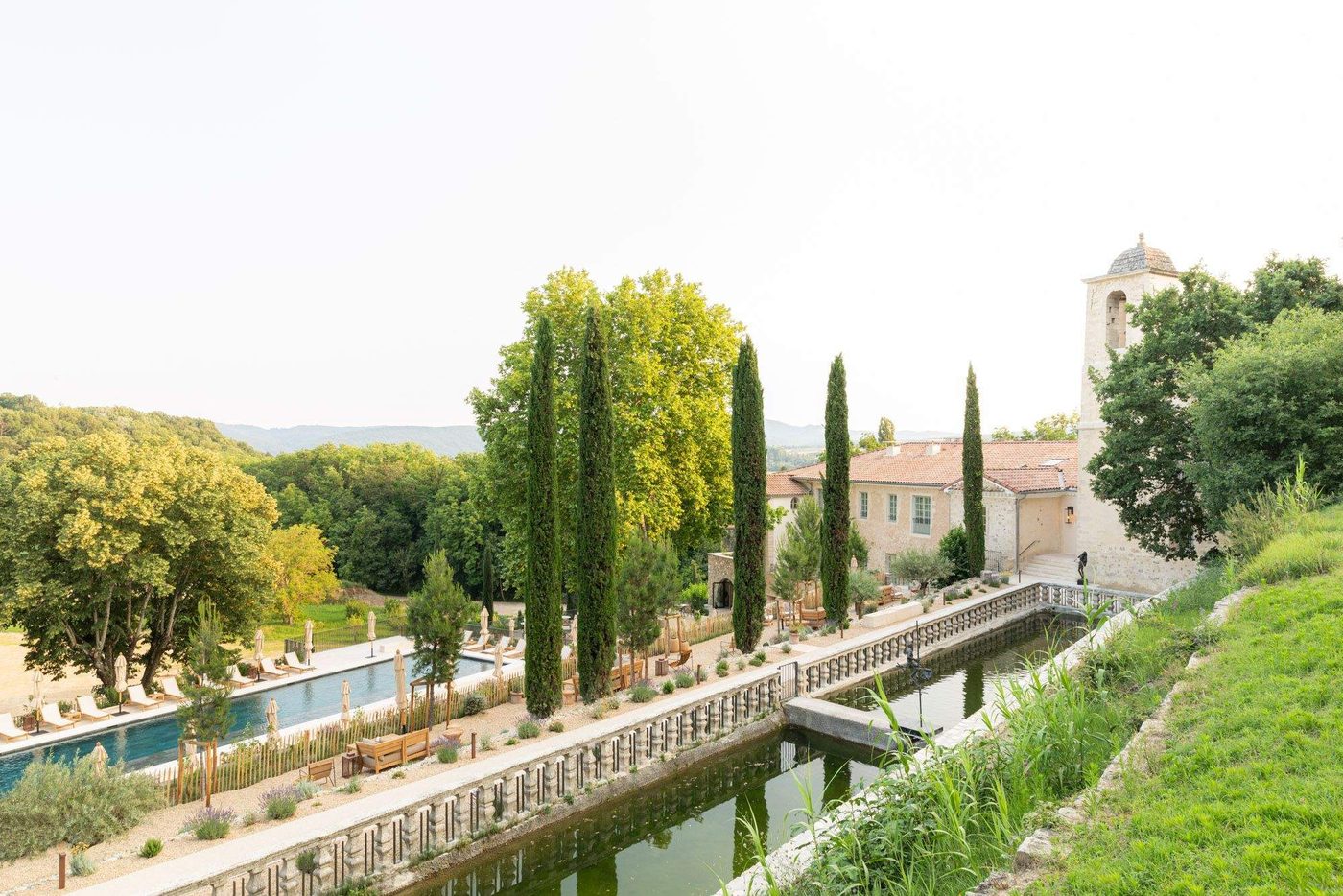 Le Couvent des Minimes vu des hauteurs, cyprès, bassins et jardins en terrasses, clocher à droite