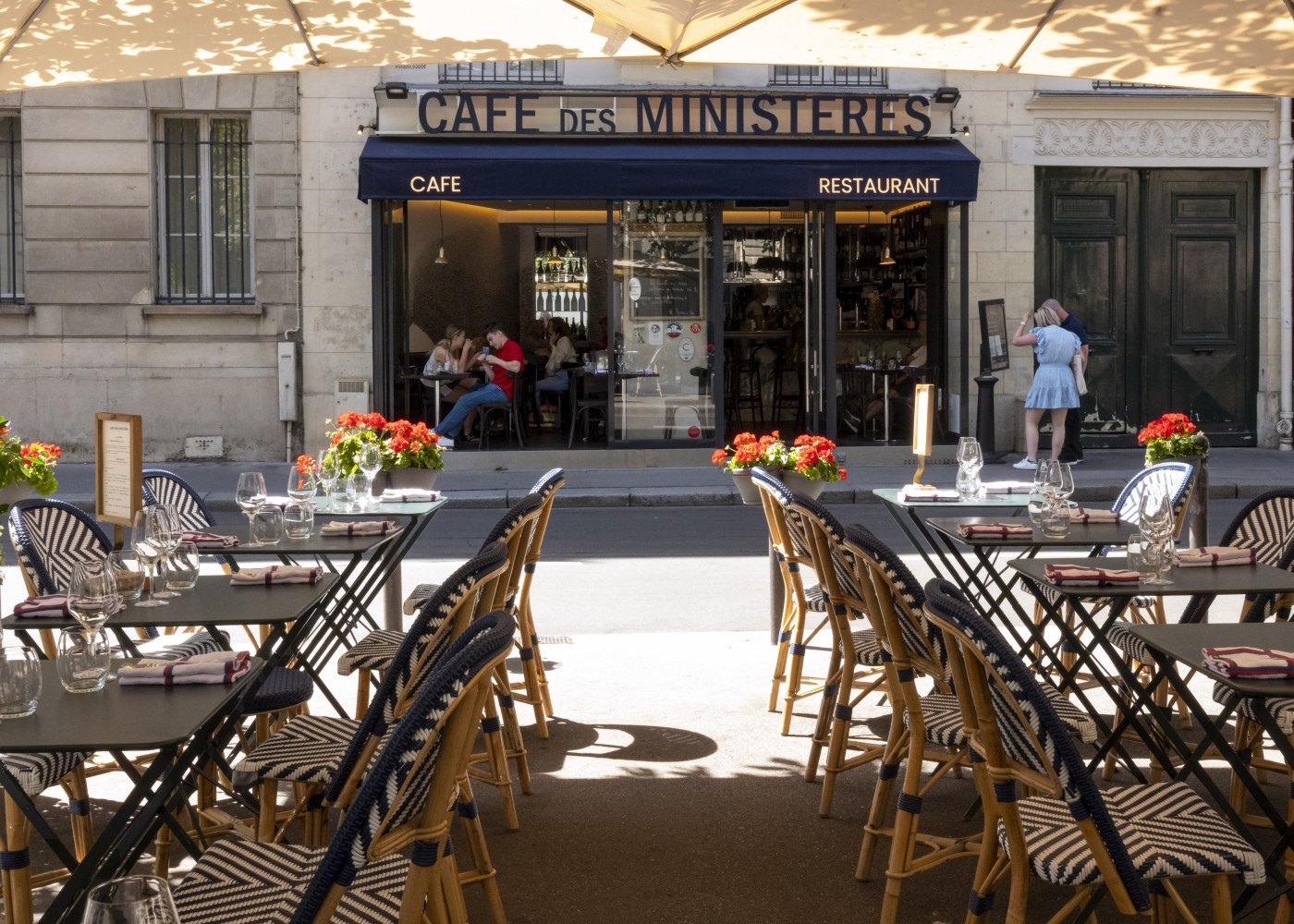 La devanture et la terrasse du Café des Ministères, rue de l'Université à Paris