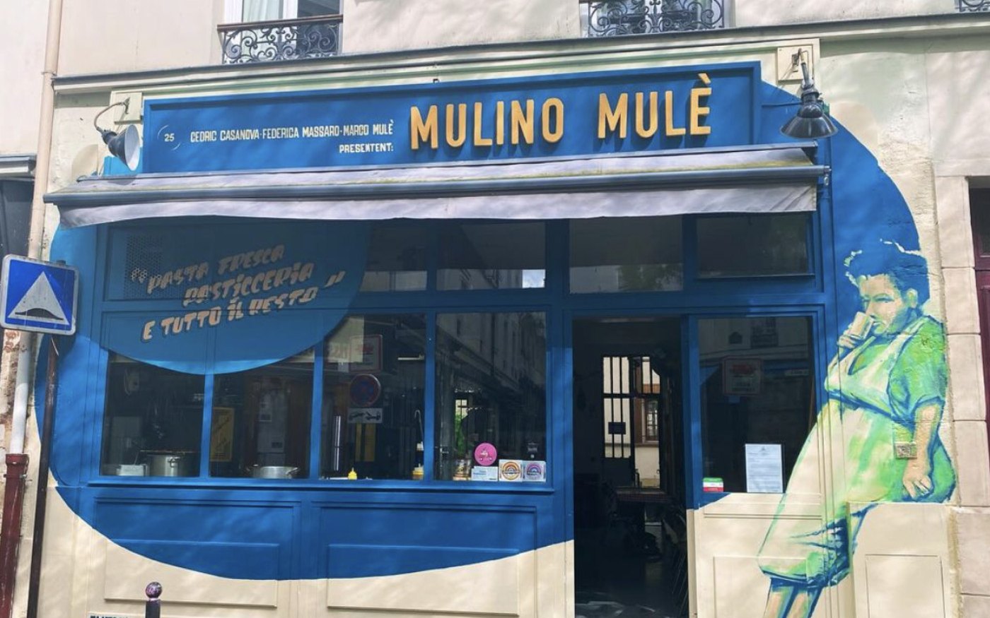 La devanture bleue de Mulino Mulè, rue Sainte-Marthe à Paris