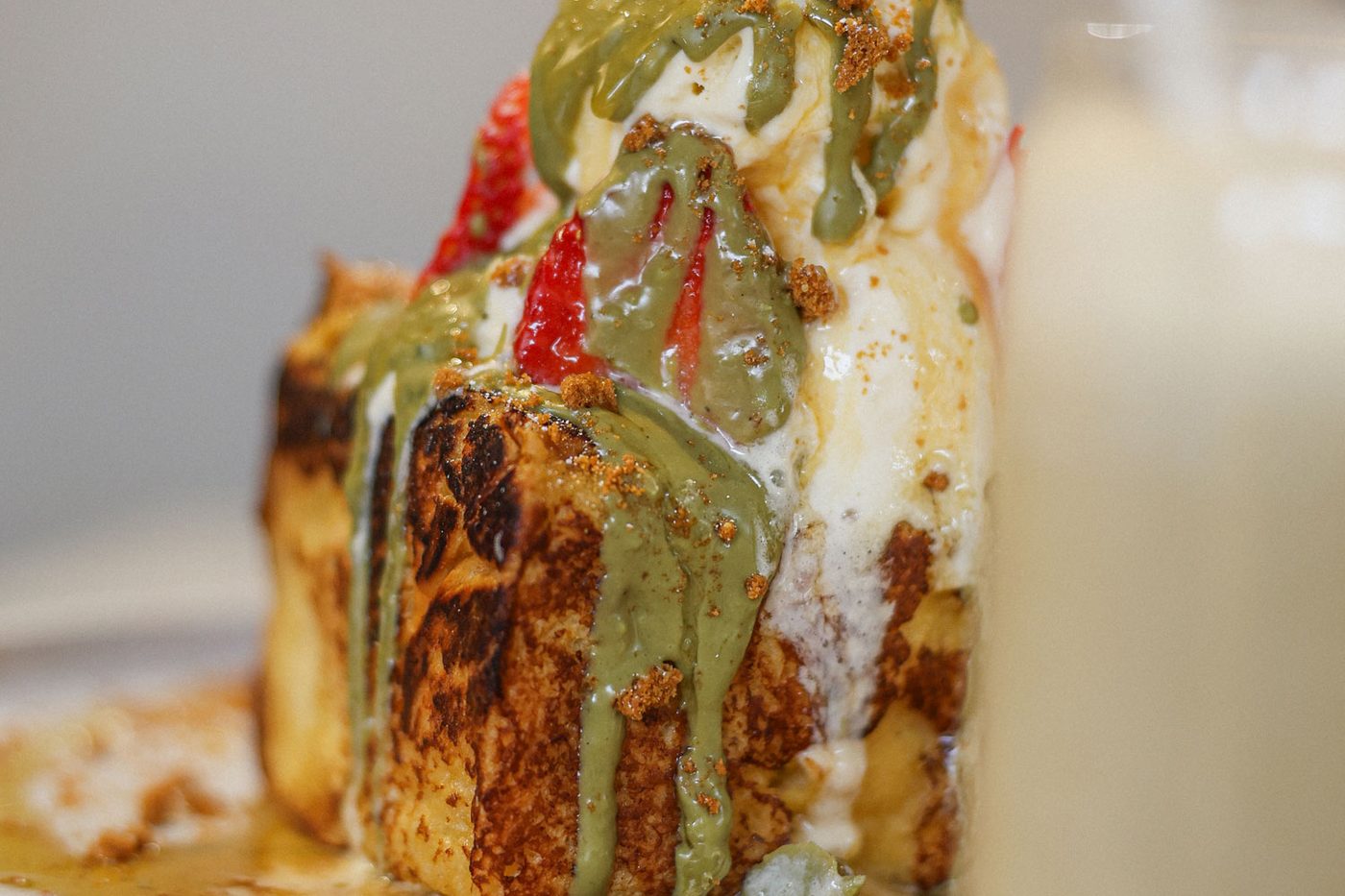 Une French toast de brioche nappée de crème de pistache, fraises et glace, chez Nolita