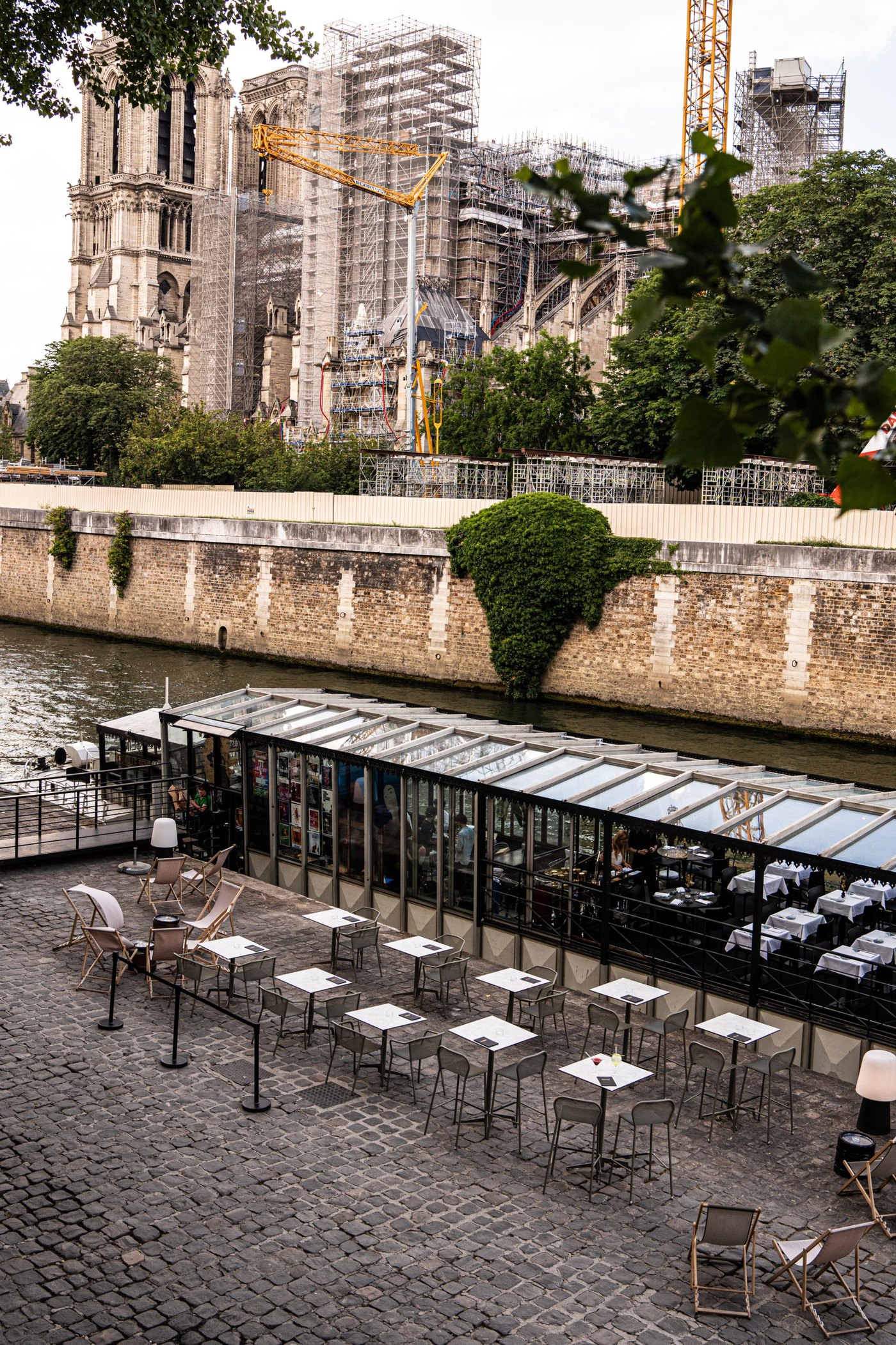 La péniche de La Nouvelle Seine amarrée quai de Montebello, face à Notre-Dame