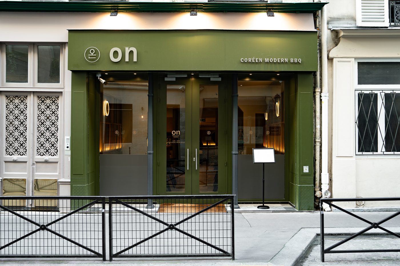 La façade vert olive d'ON, rue Saint-Roch, avec l'enseigne on et la mention Coréen modern BBQ